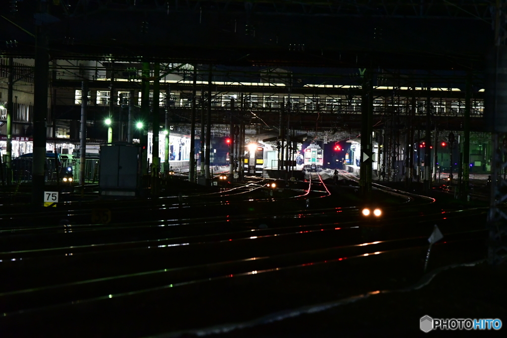 夜の駅を…