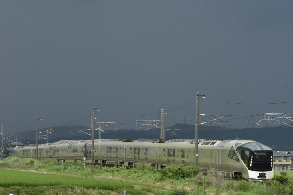 雷鳴を背に…