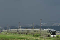 雷鳴を背に…