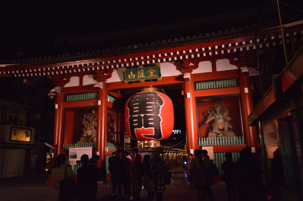 夜の中の雷門