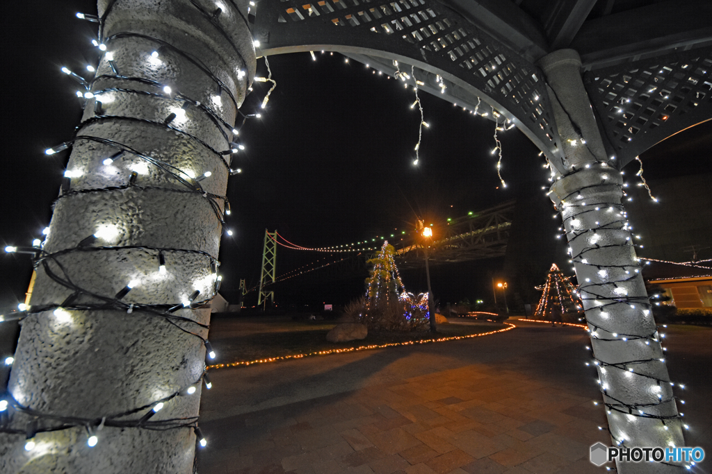 クリスマスイルミネーションと明石海峡大橋
