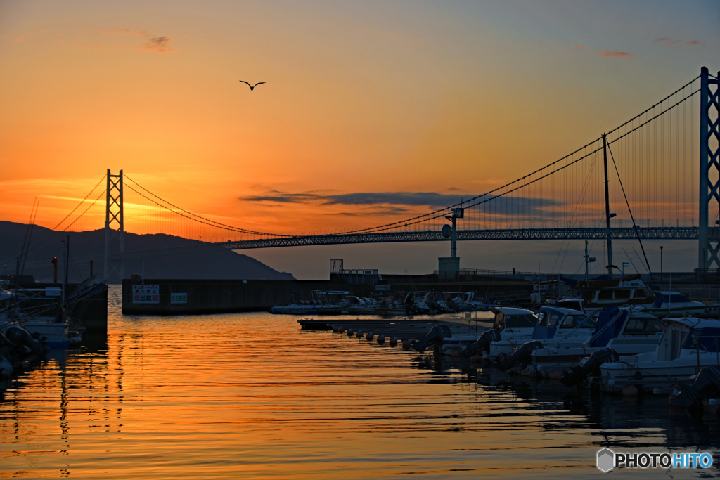 夕暮れの明石海峡大橋