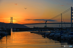 夕暮れの明石海峡大橋