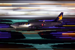 羽田空港夜の飛行機