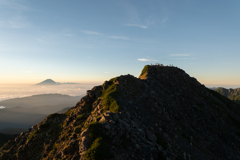 照らされる北岳と富士山