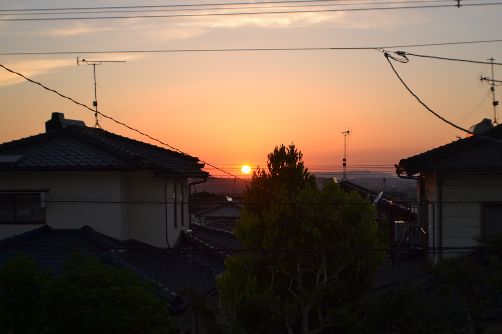 住宅に沈む夕日