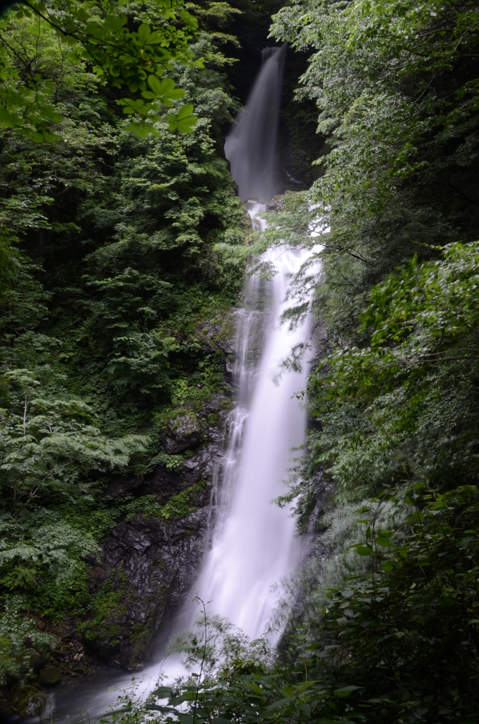 新緑の渓谷「瀬戸の滝」