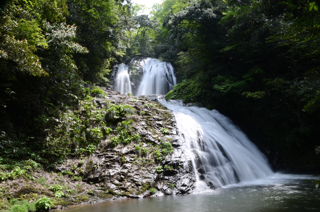新緑の渓谷　『八汐滝・八塩滝』