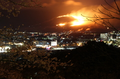 扇山と湯けむりと桜