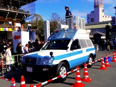 大混雑の参道で警備中