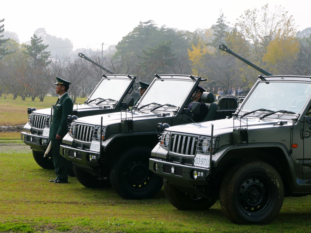 紅葉と軍用車