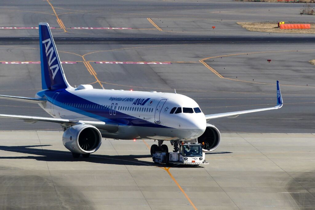 駐機場の風景(航空機牽引)