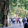 参拝をする人々