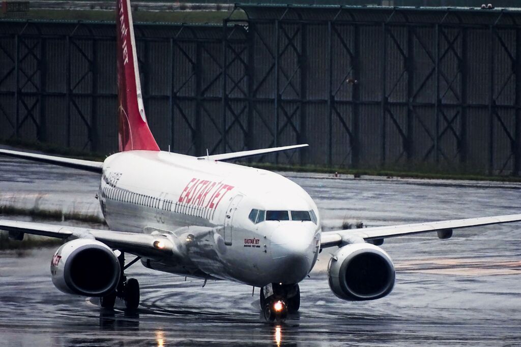 雨の誘導路