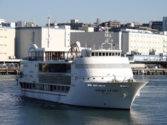 白い東京湾クルーズ船