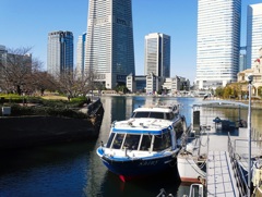 遊覧船が見える風景