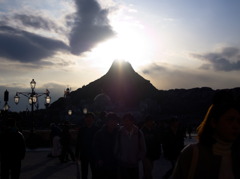 夕日に輝くプロメテウス火山