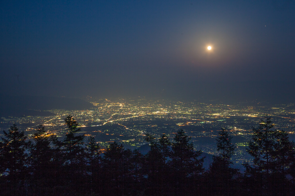 満月の甘利山夜景３