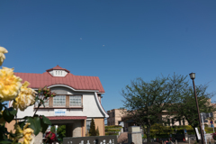 青空と駅舎