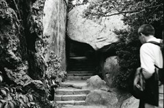 岩のトンネル