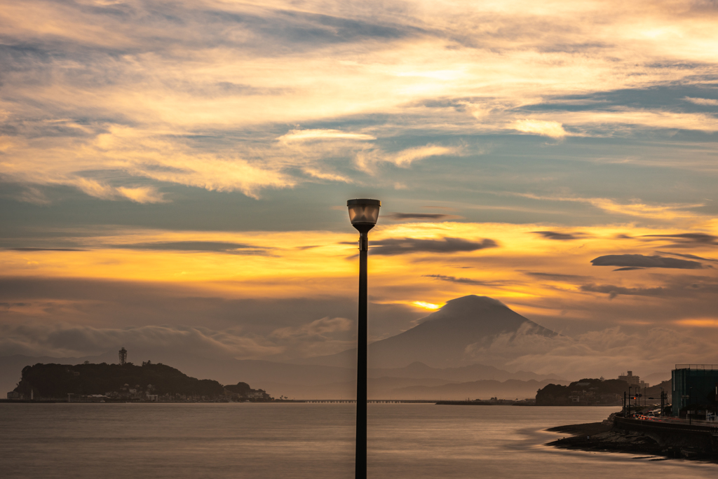 山島を照らす