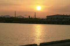 工場群に沈む夕陽