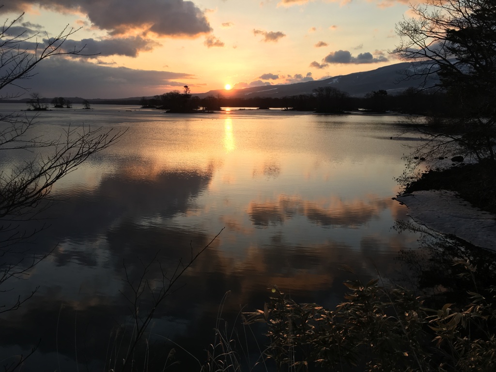 湖畔の日の出