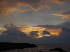 雲に隠れた朝陽