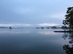 朝霧の湖畔