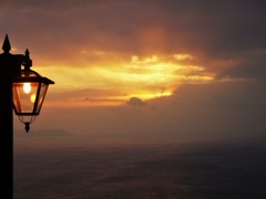 雲に隠れた朝陽