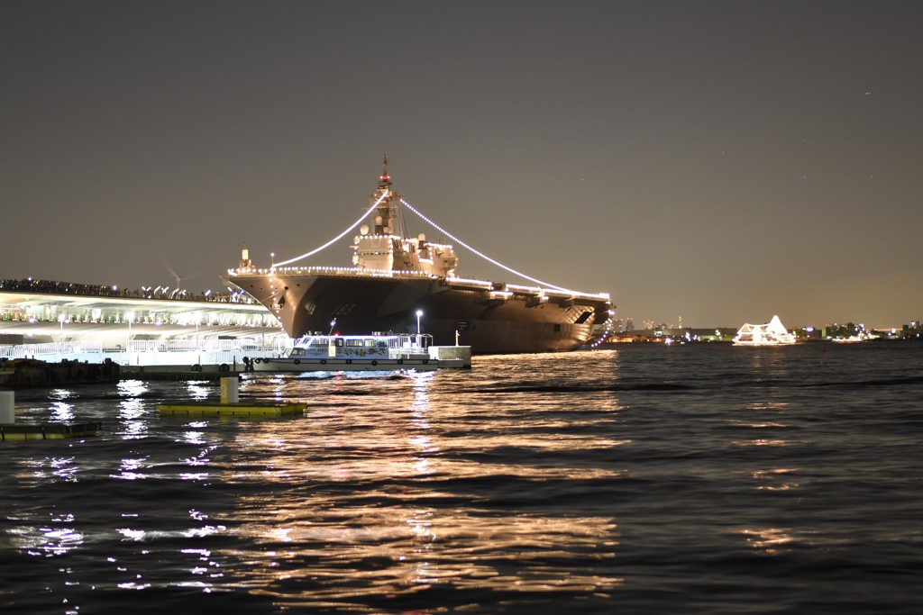 護衛艦「いずも」点灯後