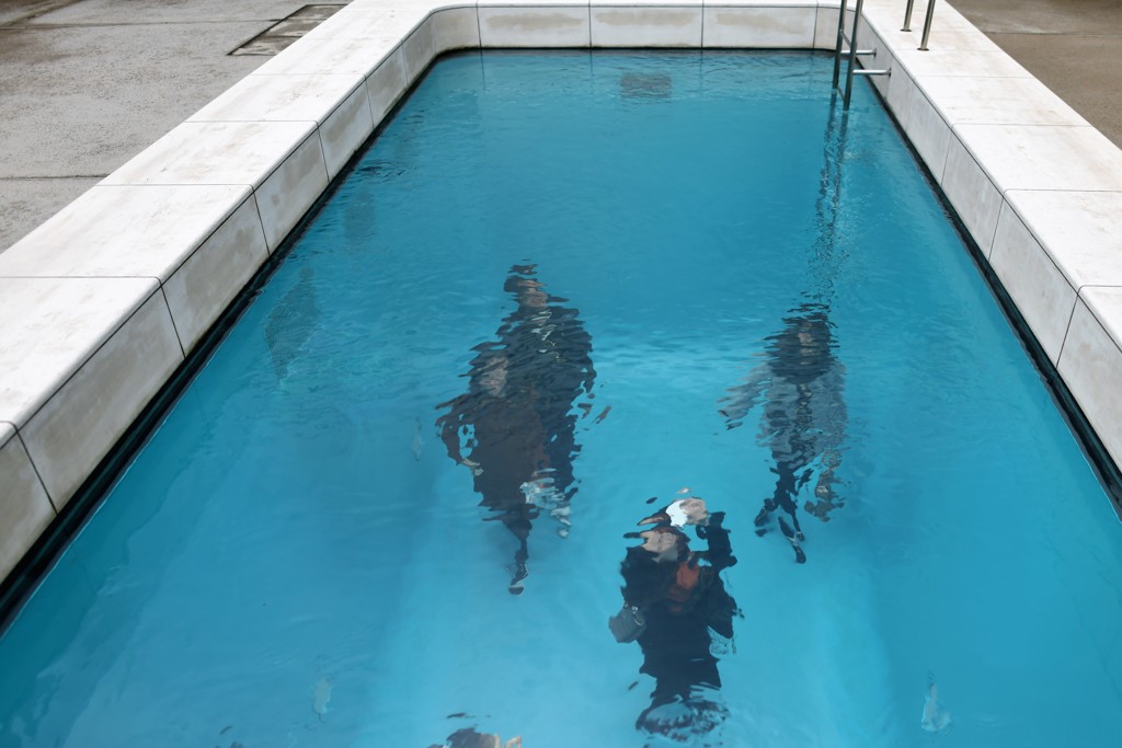 プールのなかに人が！？