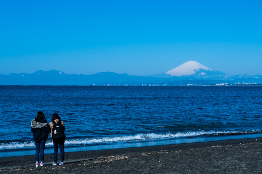 相模湾から富士山を見る