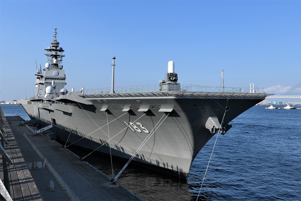 護衛艦「いずも」前