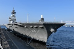 護衛艦「いずも」前