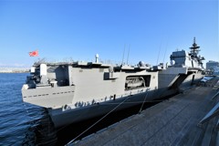 護衛艦「いずも」後ろ