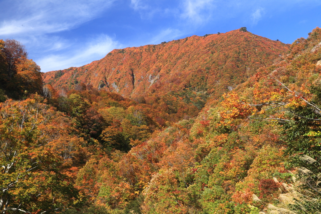 赤く輝く山の上