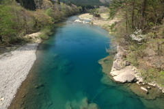 水底深く色深く