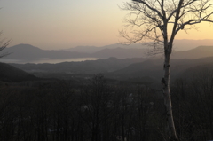 夕暮れの田沢湖を望む