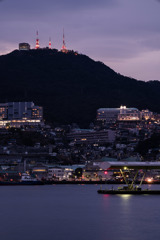 夕暮れの港と稲佐山
