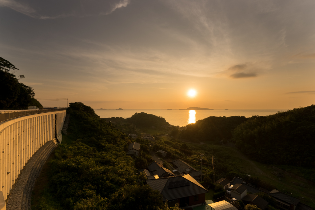 海沿いの丘の夕景