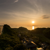 海沿いの丘の夕景