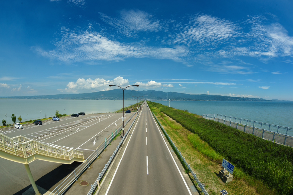 海を走る道