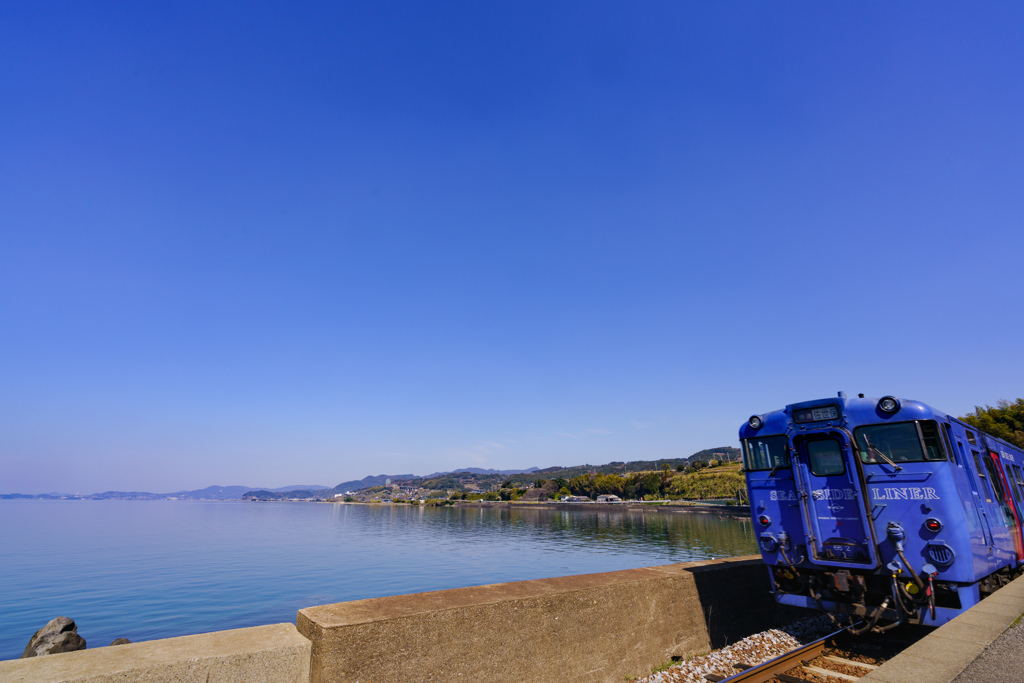 蒼い列車と海と空