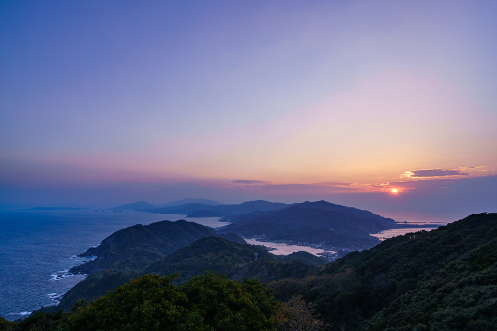 山の夜明け