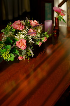 造花とテーブル