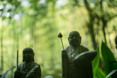 静かな竹林の地蔵