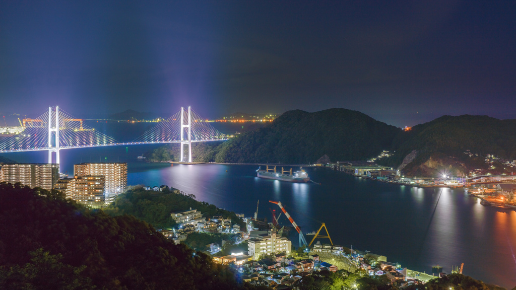 夜の港町