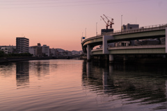 静かな川沿いの夕景