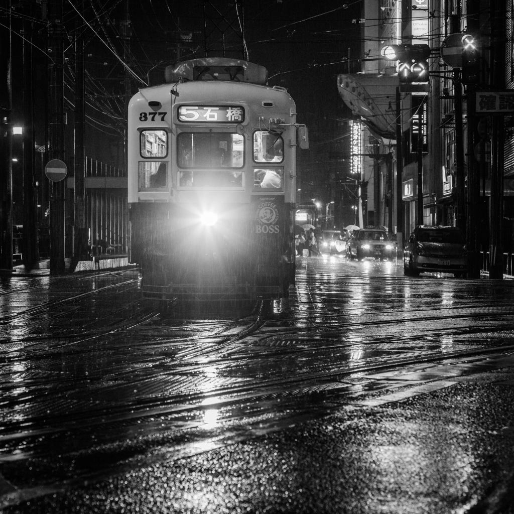 雨の電車通り